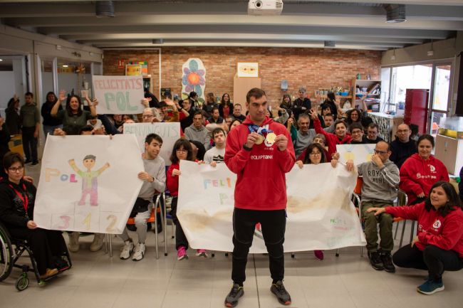 L’Associació Alba rep al campió Pol Puiggener, doble medalla d’or als Jocs Special Olympics d’Hivern