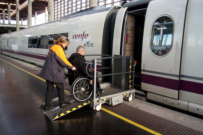 Adif, Renfe i Ineco impulsen un projecte pilot a Màlaga per facilitar l'accés de persones amb mobilitat reduïda al transport ferroviari amb senyals lluminoses