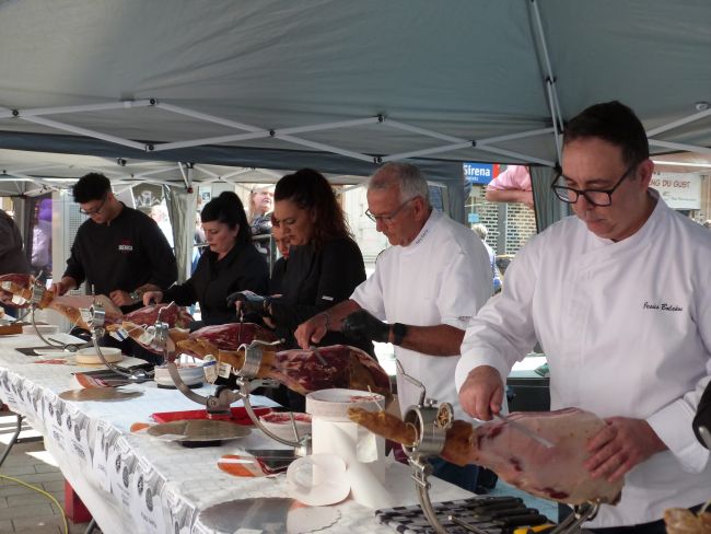 La II Tallada de Pernil Solidària a Tarragona recapta 3.080 euros per a la recerca mèdica de l'epilèpsia