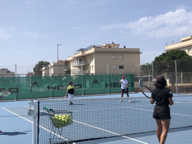 Cubelles acull la festa de cloenda del projecte Tennis i Salut Mental amb rècord de participació