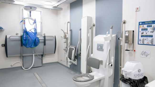 Les platges de Barcelona estrenen un vestidor inclusiu pioner i milloren l'accessibilitat per a tothom aquest estiu