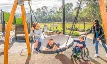 Terrassa aprova els projectes de millora de tres nous parcs infantils per convertir-los en zones de joc inclusives