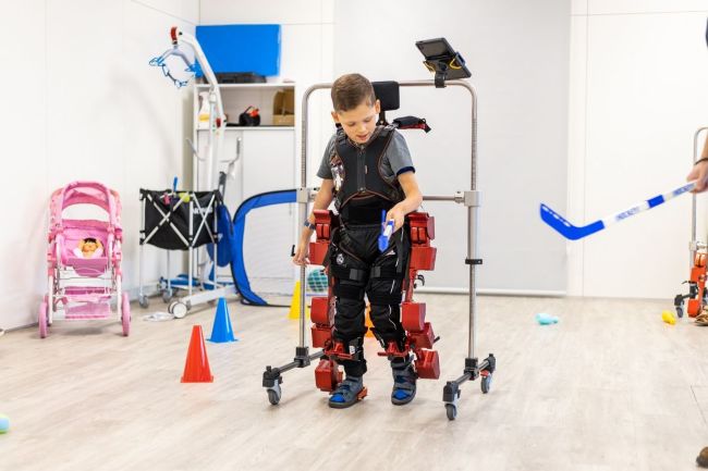 Un projecte solidari de la Volta Ciclista a Espanya busca dotar a nens amb paràlisi cerebral d’un exoesquelet pioner