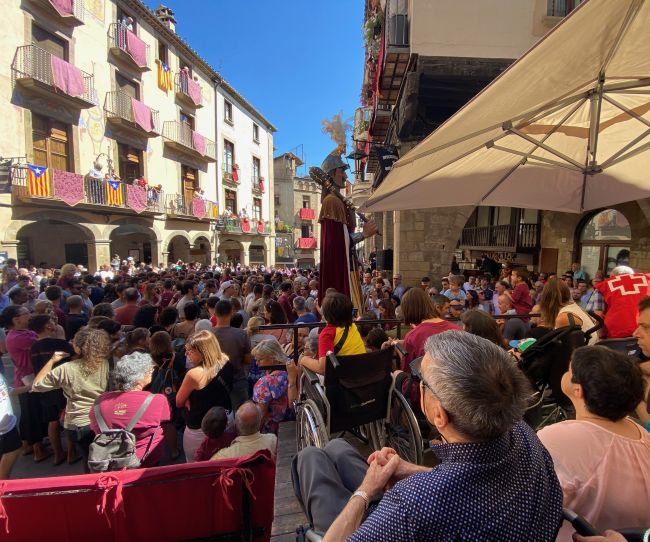 Solsona fa accessible la Festa Major a persones amb mobilitat reduïda amb una plataforma a la plaça Major