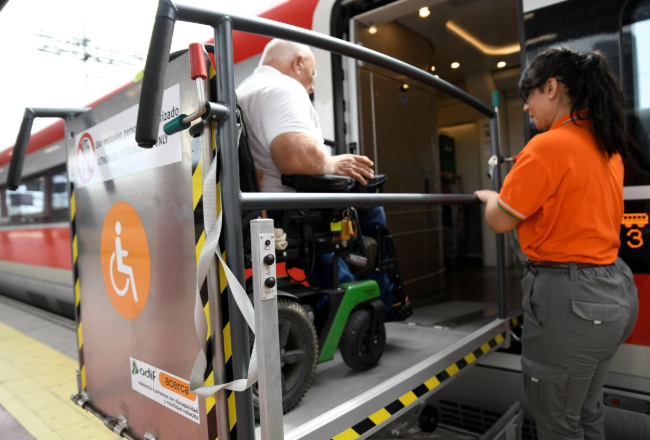 Adif Acerca augmenta l’accessibilitat a les estacions amb 125 noves plataformes elevadores