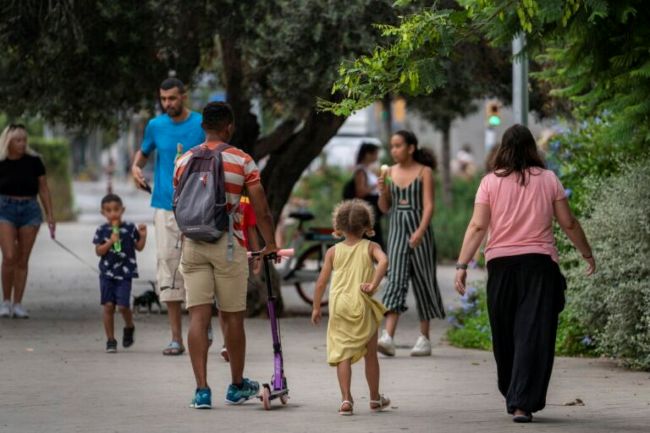 Una família amb un nen amb autisme dorm al carrer per la ineficàcia dels serveis municipals d’atenció a Barcelona