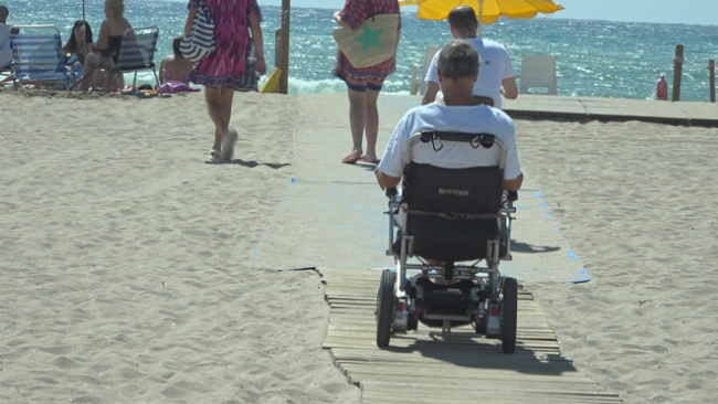 Denuncien mancances a les platges accessibles de la costa del Vendrell que limiten el gaudi de les persones amb discapacitat
