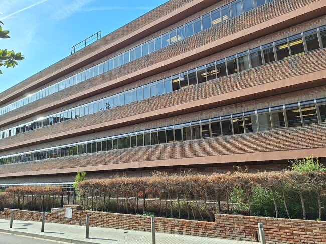Famílies d'alumnes sords es tanquen al Departament d'Educació per reclamar la tornada immediata dels intèrprets de llengua de signes