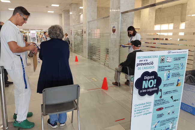 El CST organitza activitats pràctiques i informatives per a persones majors de 65 anys i població de risc, amb l'objectiu de reduir l'impacte de les caigudes en la gent gran, un dels principals problemes de salut