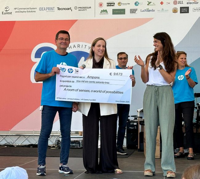 HP dona 9.673 euros per dotar el pati de l'Escola d'Educació Especial Jeroni de Moragas d'un projector interactiu avançat