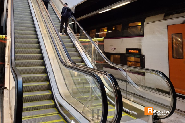 Renfe posa en servei dues noves escales mecàniques a l’estació d’El Prat de Llobregat