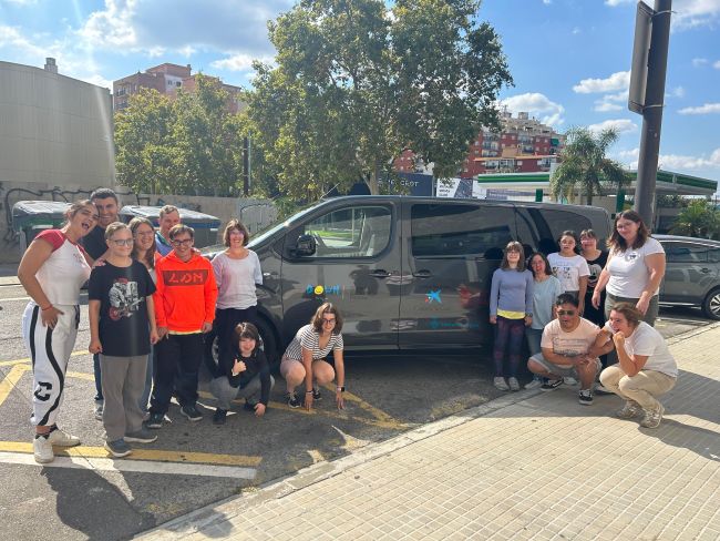Down Tarragona rep la donació d’una furgoneta que millora la seva cobertura territorial