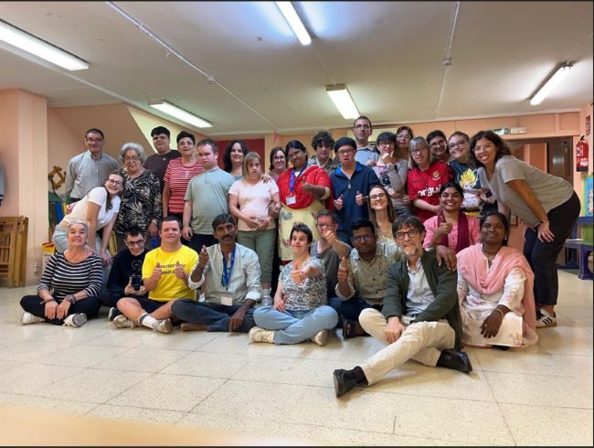 Dansa, jocs i amistat entre persones de diferents països