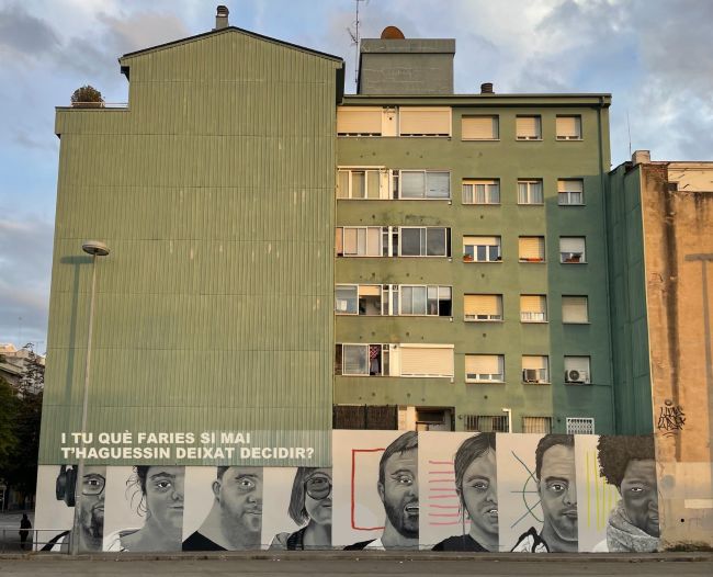 Down Catalunya denuncia la invisibilitat amb un mural artístic i social creat amb persones amb síndrome de Down