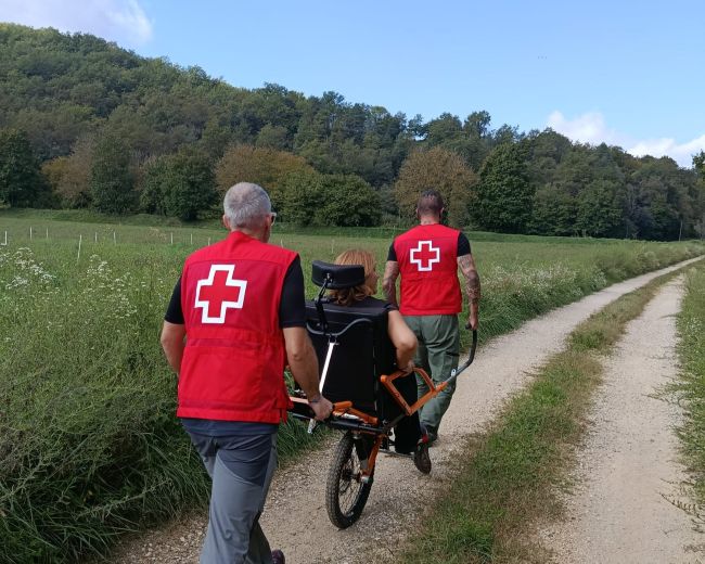 Creu Roja i Aigua de Sant Aniol impulsen el projecte 'Passejar sense barreres' per a l'accés inclusiu a espais naturals a la Garrotxa