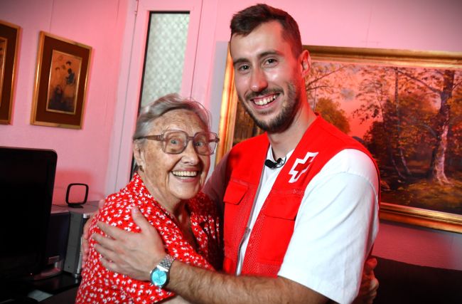 La Creu Roja impulsa la campanya #GransLovers per atreure voluntariat jove i trencar estereotips sobre la gent gran