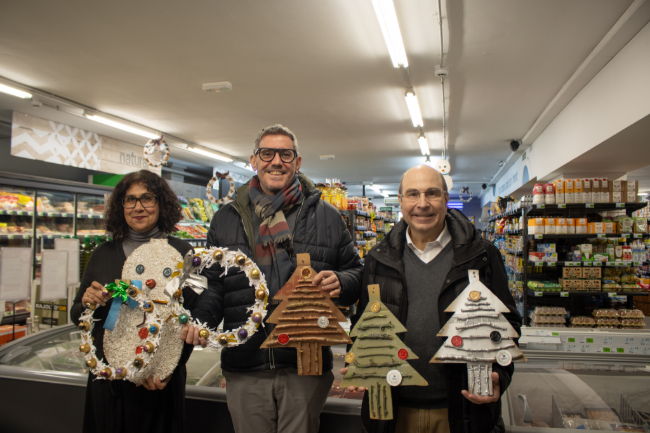 Plusfresc i Fundació Aspros decoren els supermercats amb ornaments nadalencs creats a partir de residus reciclats