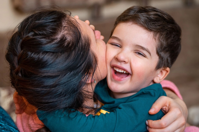 Reforçar el benestar i les competències parentals: programes de criança positiva per a famílies de persones autistes