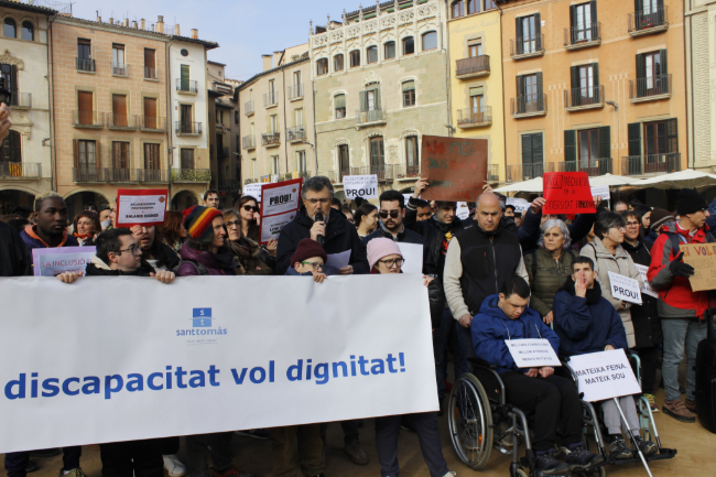 Sant Tomàs encapçala una marxa lenta a Vic per exigir a la Generalitat finançament "just i coherent" contra la precarietat