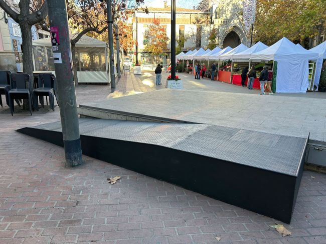 Terrassa millora l'accessibilitat de la plaça Vella amb una rampa a l’escenari, avançant cap a una ciutat sense barreres