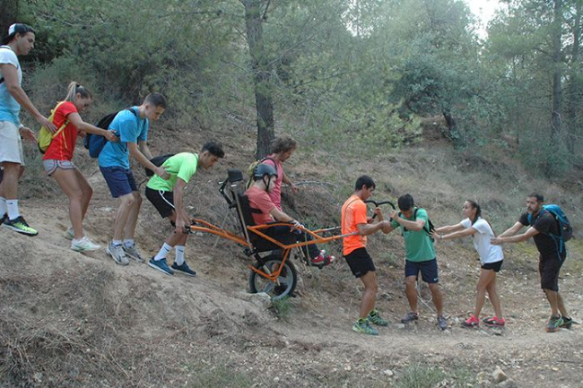 La Universidad Católica de Valencia crea el primer estàndard internacional per al senderisme inclusiu