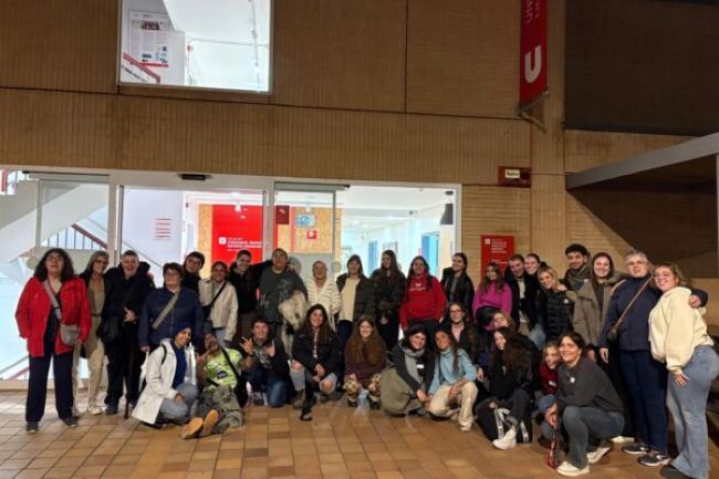 Estudiants de la UVic i usuaris de Sant Tomàs debaten sobre els reptes de la vida quotidiana