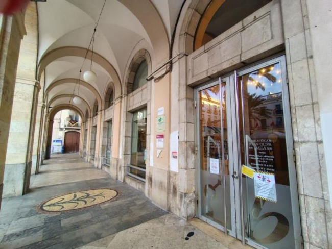 La biblioteca Joan Oliva i Milà de Vilanova i la Geltrú tanca deu dies per instal·lar un nou accés adaptat i segur
