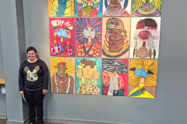 La Marta Pérez amb una obra de l'exposició // Foto: AMPANS