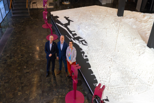 Barcelona estrena una maqueta amb una versió adaptada perquè les persones cegues o amb baixa visió explorin l'urbanisme de la ciutat