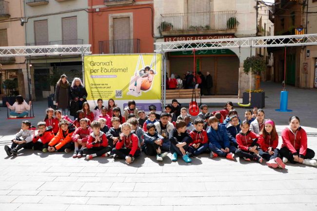 Més de 200 escolars de Tàrrega es gronxen per la sensibilització sobre l’autisme