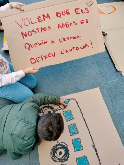 Les famílies del SIAL Bellaterra inicien una ofensiva institucional per salvar el transport escolar d'infants amb discapacitat