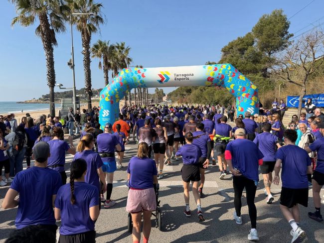 Una marea violeta de 700 persones inunda Tarragona per visibilitzar l'epilèpsia