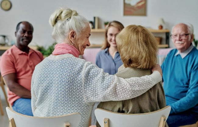 Les dones assumeixen el 81% de la participació en els grups de suport per a cuidadors a la província de Barcelona