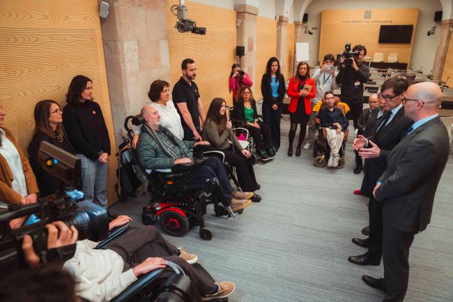 Catalunya aprova el decret per garantir el cost total de les cures 24/7 als malalts d'ELA