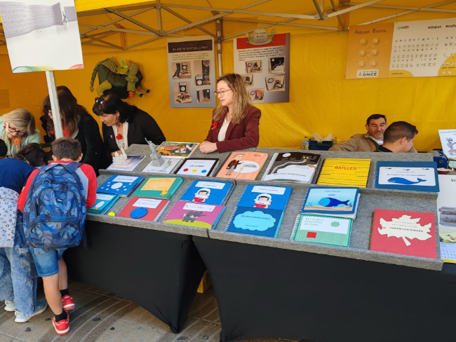 L’ONCE Catalunya celebra Sant Jordi amb una gran exhibició de literatura en braille i audiollibres