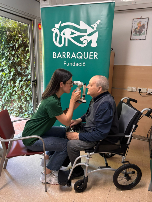 La Fundació Barraquer inicia revisions a residències per detectar cataractes dins el programa “Menys cataractes, més visió”