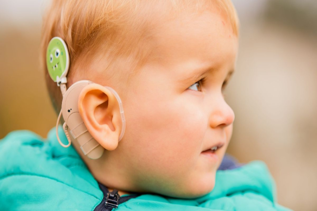 La implantació coclear precoç es consolida com la clau per al desenvolupament lingüístic en infants amb sordesa
