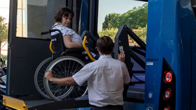 Barcelona obre la convocatòria per al Servei de Transport Especial Fix del curs 2026-2027