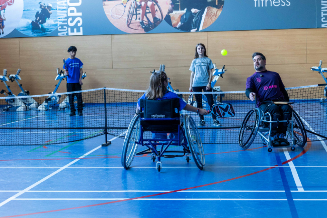 El Guttmann Hospital de Neurorehabilitació i la Fundació Barça integren el pickleball a l'educació física escolar