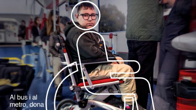 Barcelona llança una campanya per garantir el respecte als espais reservats per a passatgers amb discapacitat al transport públic