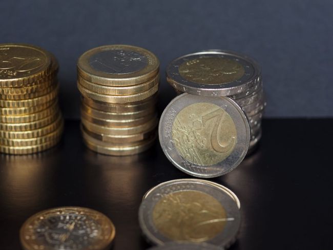 Les noves monedes de dos euros que celebren la reforma de l'article 49 de la Constitució ja són al carrer