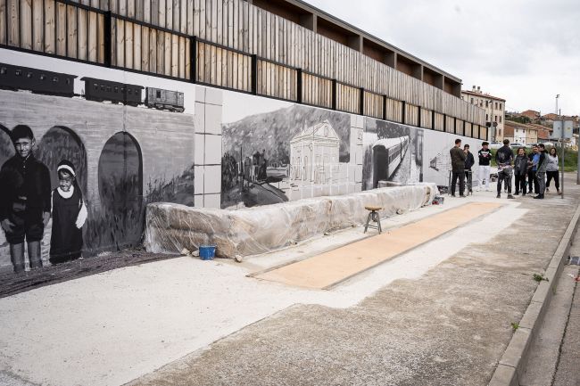 Joves de la residència El Carrilet d’AMPANS col·laboren en la creació d'un gran mural sobre la història ferroviària de Balsareny