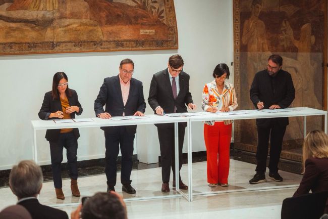 Govern, patronals i sindicats signen un acord d'equiparació salarial per a 120.000 treballadors del sector social