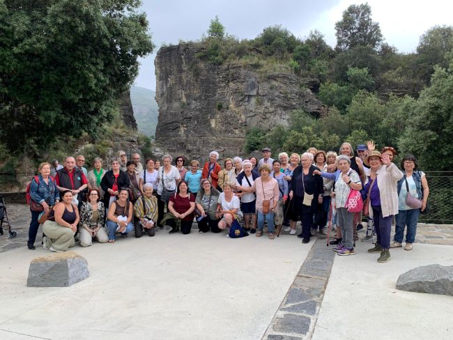 Usuaris d'habitatges amb serveis per a gent gran fan una sortida a Sant Miquel del Fai per combatre la soledat no desitjada