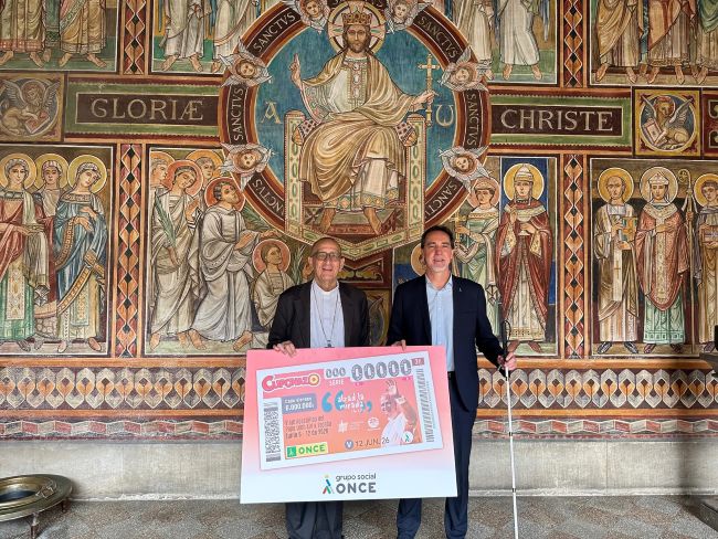 L'ONCE lliura a l'arquebisbe de Barcelona un cupó especial dedicat al proper viatge del Papa León XIV