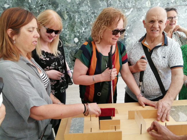 Un grup de persones cegues reinterpreta l'espai del Pavelló Mies van der Rohe a través del tacte