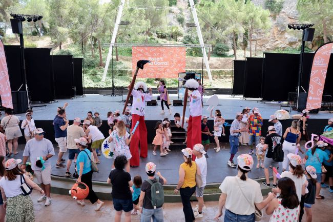 La festa solidària “Posa’t la Gorra!” mobilitza Tarragona i demana més recursos per a les seqüeles del càncer infantil
