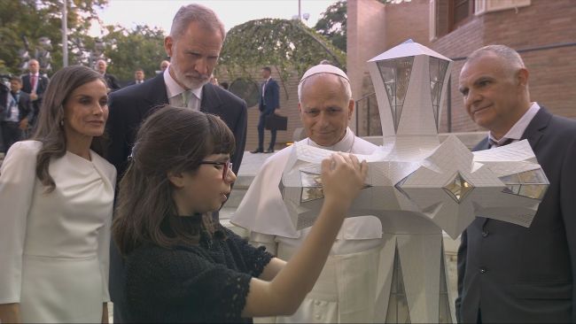Una nena barcelonina amb ceguesa guia el Papa Lleó XIV en l'exploració tàctil de la Sagrada Família
