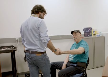 Un dispositiu a la medul·la espinal permet recuperar la mobilitat del braç a persones amb paràlisi per ictus