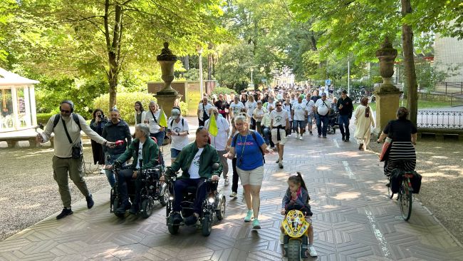 L'associació CaMinus inicia una marxa en cadira de rodes des de Vitòria fins a Getafe per finançar la recerca de malalties rares